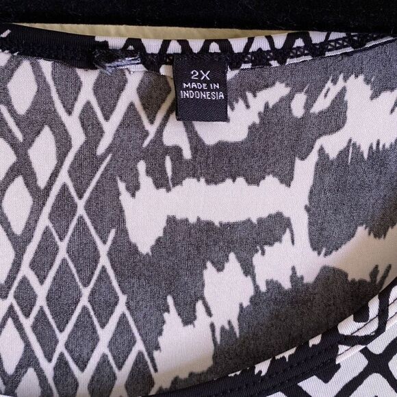 Pretty Black and Cream Print Blouse , Size 2X - Picture 2 of 8